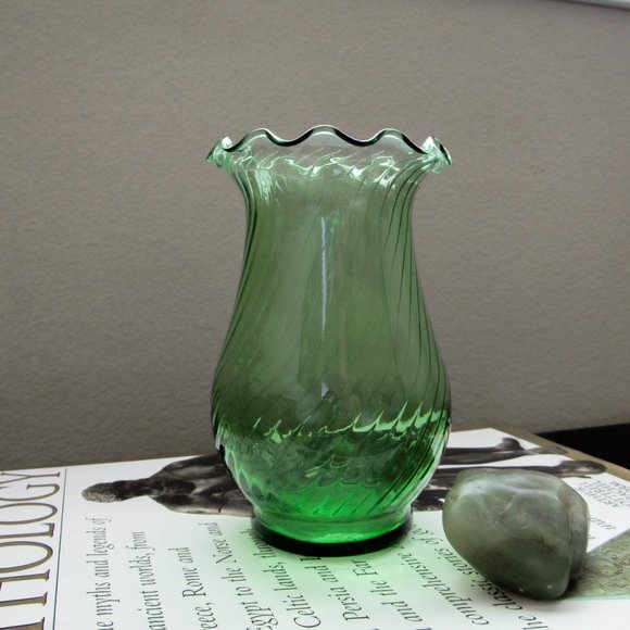 Small Emerald Green Glass Flower Vase Bud Vase Decorative Table Vase Classic - Picture 2 of 8